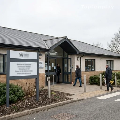 Façade d'un refuge pour animaux avec visiteurs, adoption animale