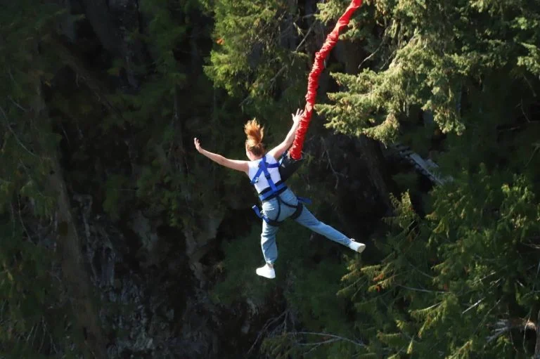 « Les gars, la corde ! » : le saut mortel qui interroge