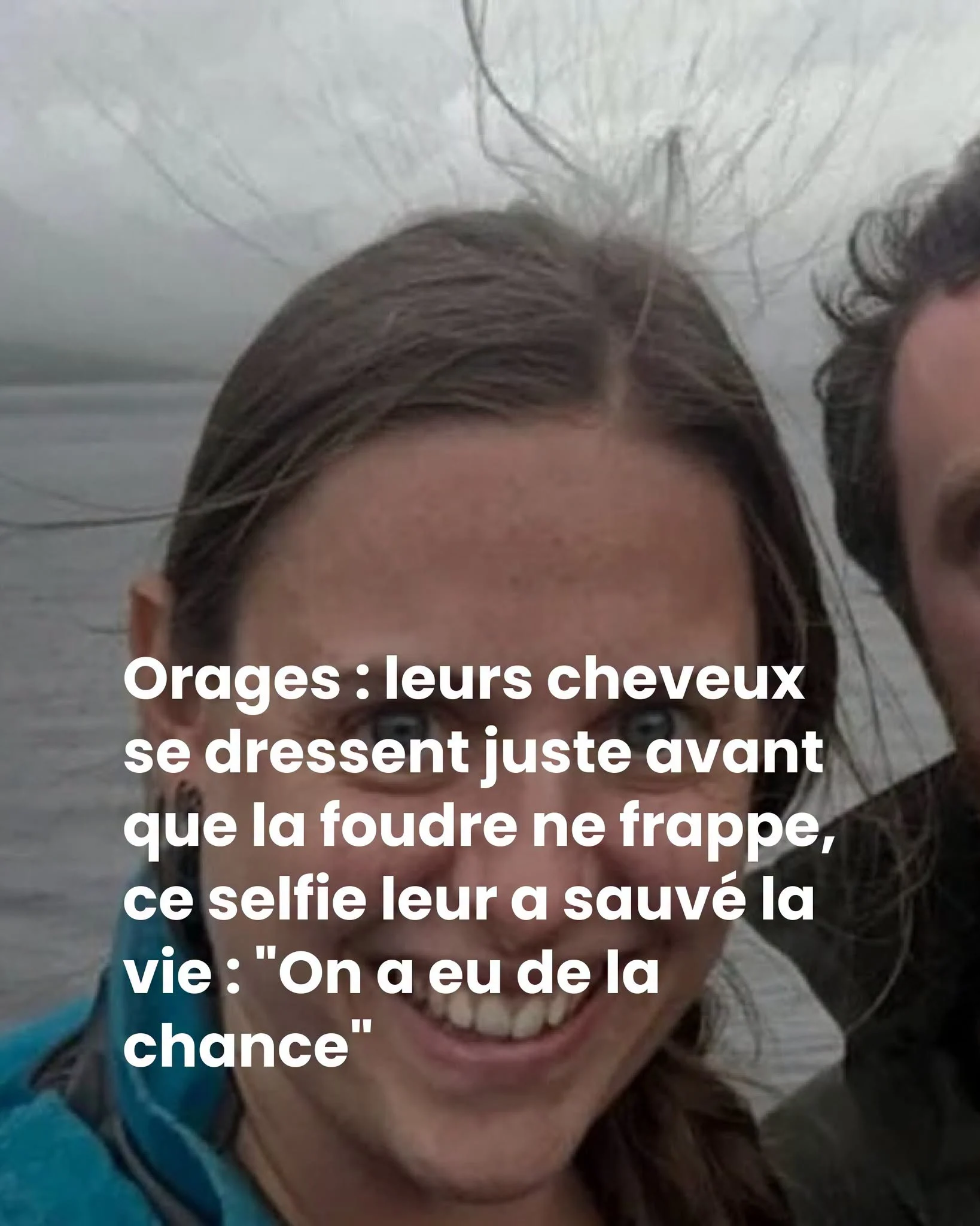 Leurs cheveux se dressent sur un selfie : la foudre frappe secondes après