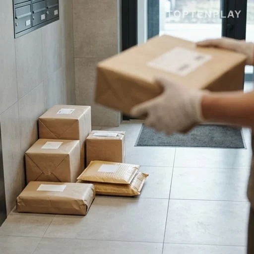 Colis déposés dans un hall d’immeuble