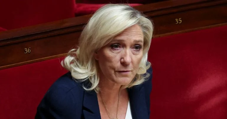 marine-le-pen-quitte-montretout-la-mort-d-une-chat cover
