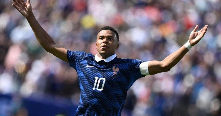 mbappe-bat-deux-records-et-lance-un-appel-aux-supp cover