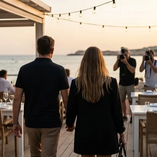 Deux silhouettes quittant un restaurant à Ibiza