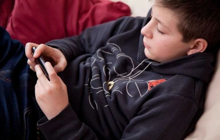 « On va le faire » : le portable interdit au lycée en 2026