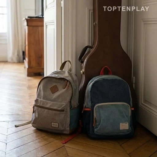 Sacs d’enfants et guitare dans une entrée parisienne
