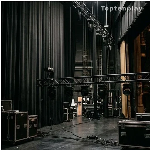 Coulisses sombres d'une salle de spectacle parisienne avec équipements d'éclairage