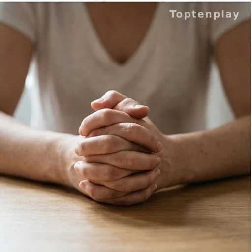 Mains d'une femme témoignant lors d'une interview, évoquant une plainte pour agression sexuelle