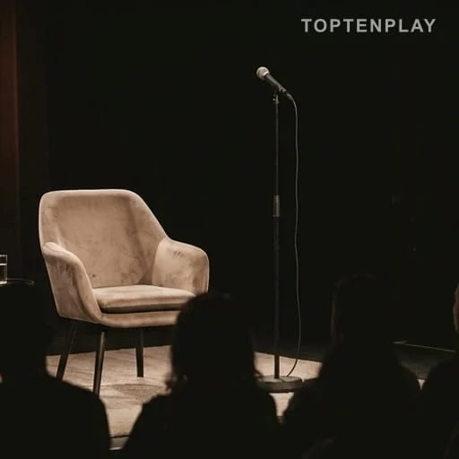 Chaise vide et micro sur un plateau d’humour