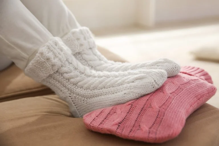 pieds-geles-en-hiver-les-vraies-causes-et-9-soluti cover