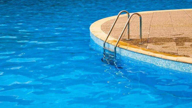 Piscine : une fillette piégée par l’aspiration sauvée