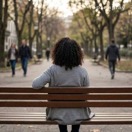 Femme de dos assise seule dans un parc, illustrant l'isolement émotionnel après une prise de parole publique
