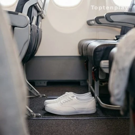 Baskets fermées et souples sous un siège d'avion, chaussures recommandées en vol