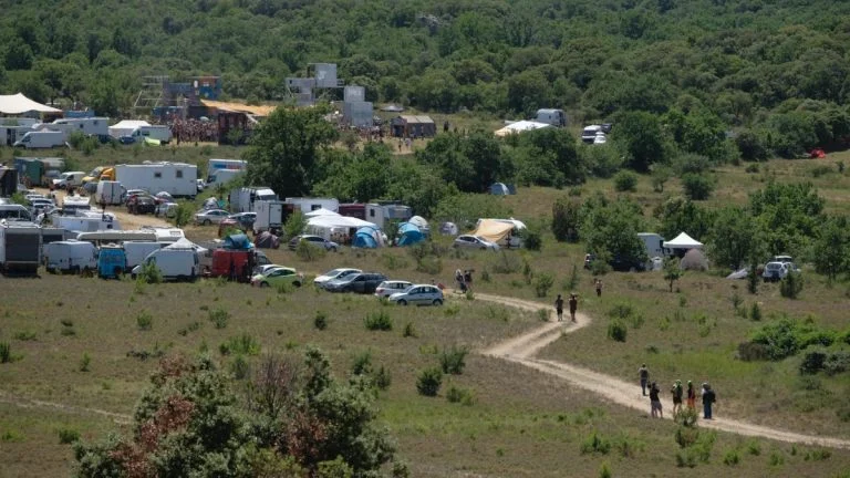 Rave illégale dans l’Hérault : la préfète envisage d’intervenir