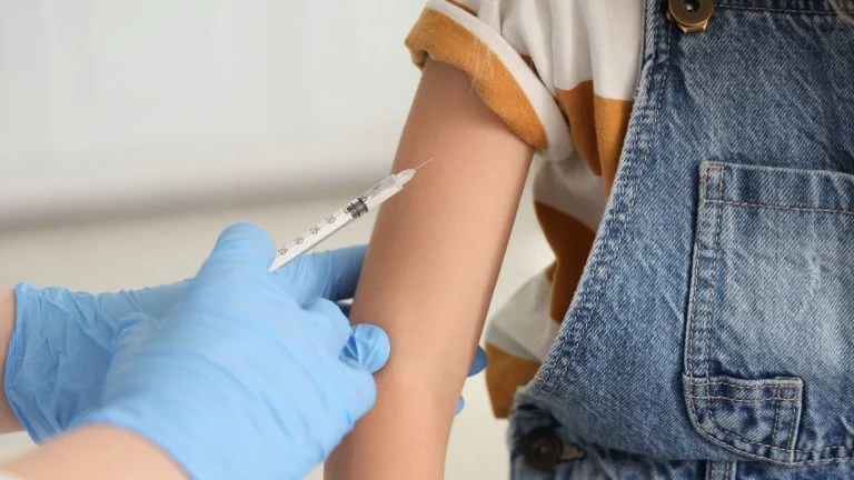 rougeole-vers-une-vaccination-au-college-face-a-la cover