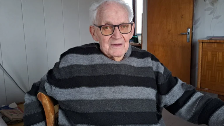 104-ans-licencie-a-5-mois-de-la-retraite-paul-peti cover