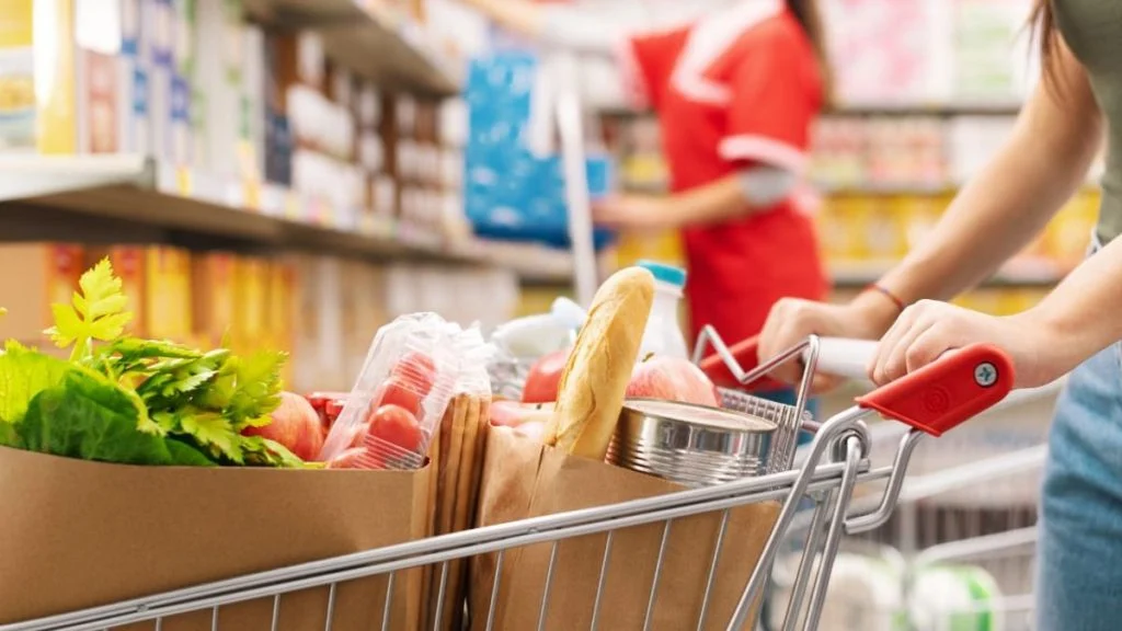 a-36-c-ce-detail-de-son-haut-l-a-fait-so-7106348612-g6c1di-og À 36 °C, ce détail de son haut l’a fait sortir de Tesco