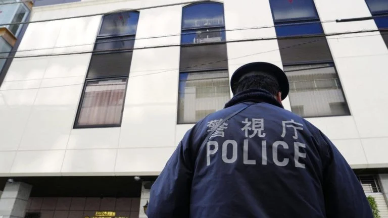 « A l’aide »: au Japon, elle fuit les lèvres cousues