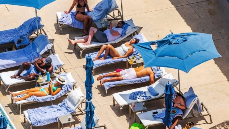 À Majorque, il piège les serviettes des transats réservés