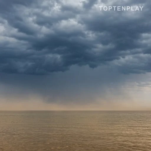 Nuages orageux se formant au-dessus d’une mer chaude