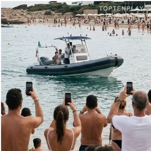 Arrivée en bateau devant une plage bondée