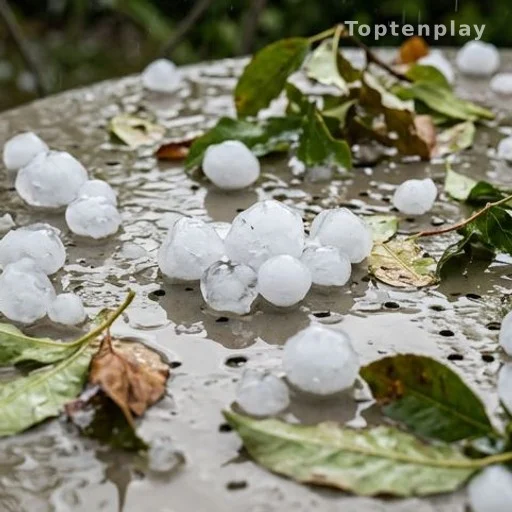 Grêlons sur une surface extérieure lors d'un orage estival violent