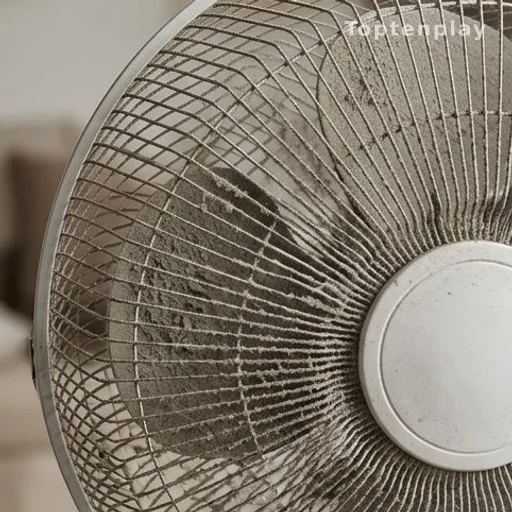Grille de ventilateur encrassée de poussière grise sur les pales