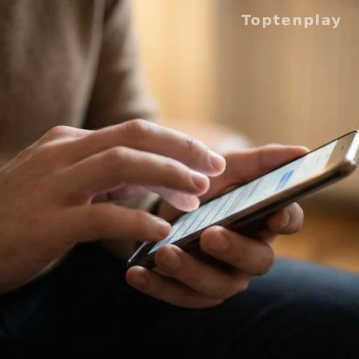 Mains tapant un message de soutien politique sur un smartphone
