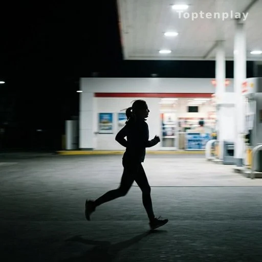 Silhouette de femme en fuite rejoignant une station-service de nuit