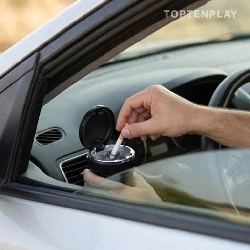 Conducteur éteignant un mégot dans un cendrier de voiture