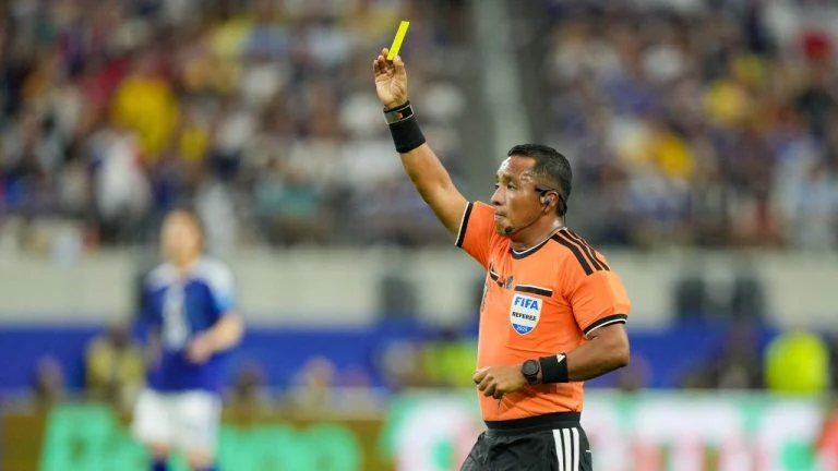 france-espagne-qui-est-ivan-barton-l-arbitre-surpr cover