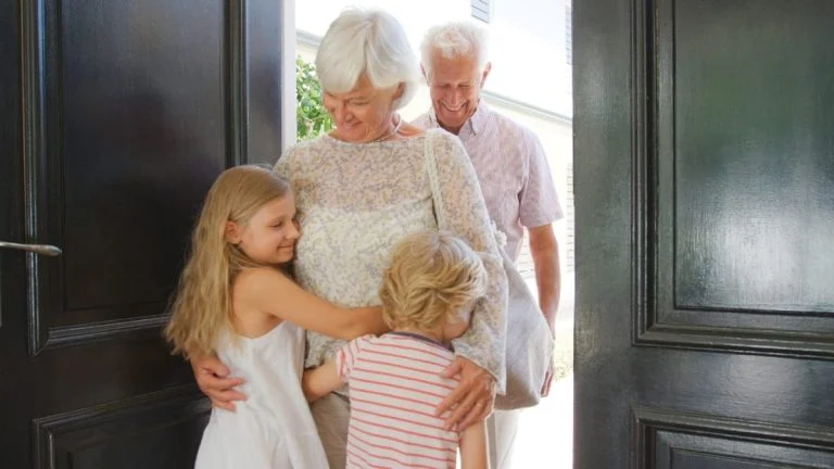 Grands-parents: 4 réflexes à revoir avant les vacances