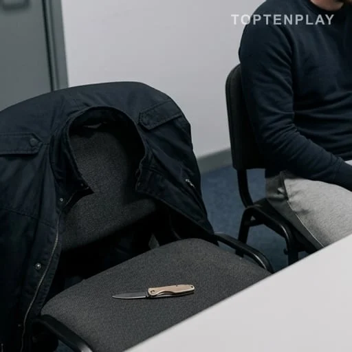 Veste sombre et couteau allégué en garde à vue