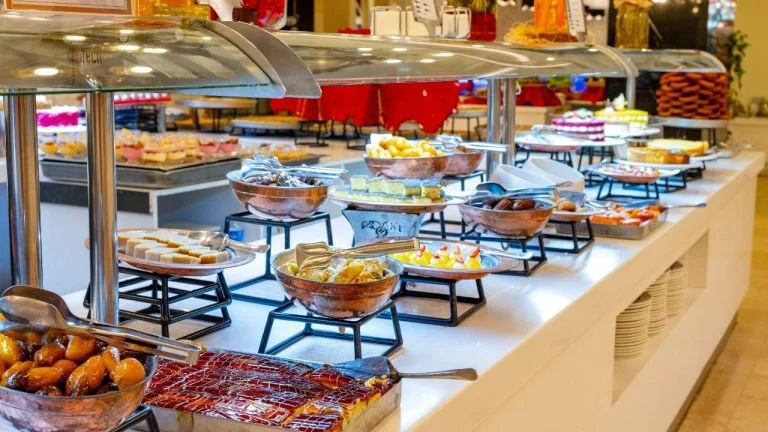 humilie-pour-s-etre-resservi-dans-un-buffet-a-volo cover