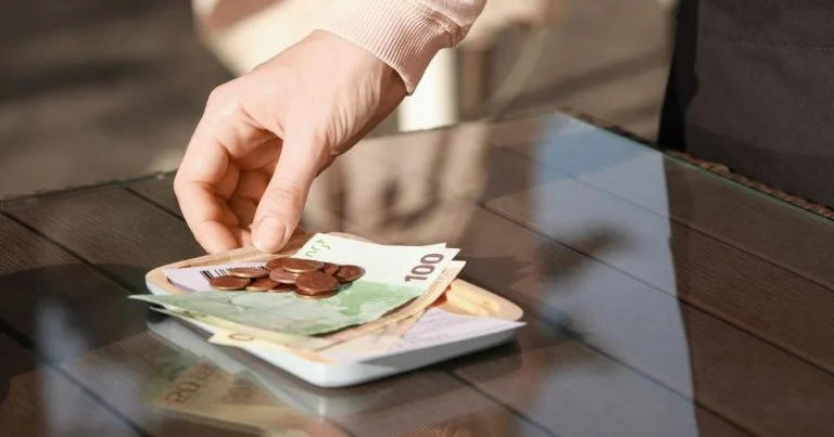 il-oublie-son-portefeuille-a-chaque-resto-elle-par cover