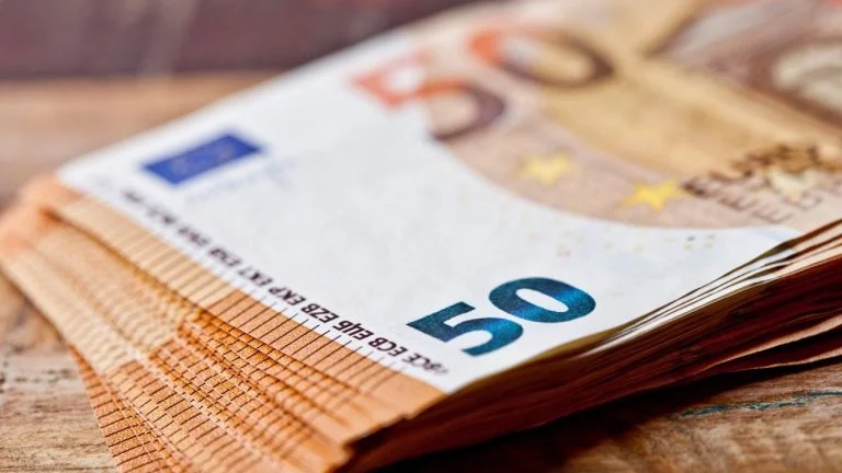 il-rend-23-000-euros-trouves-sur-un-banc-recoit-18 cover