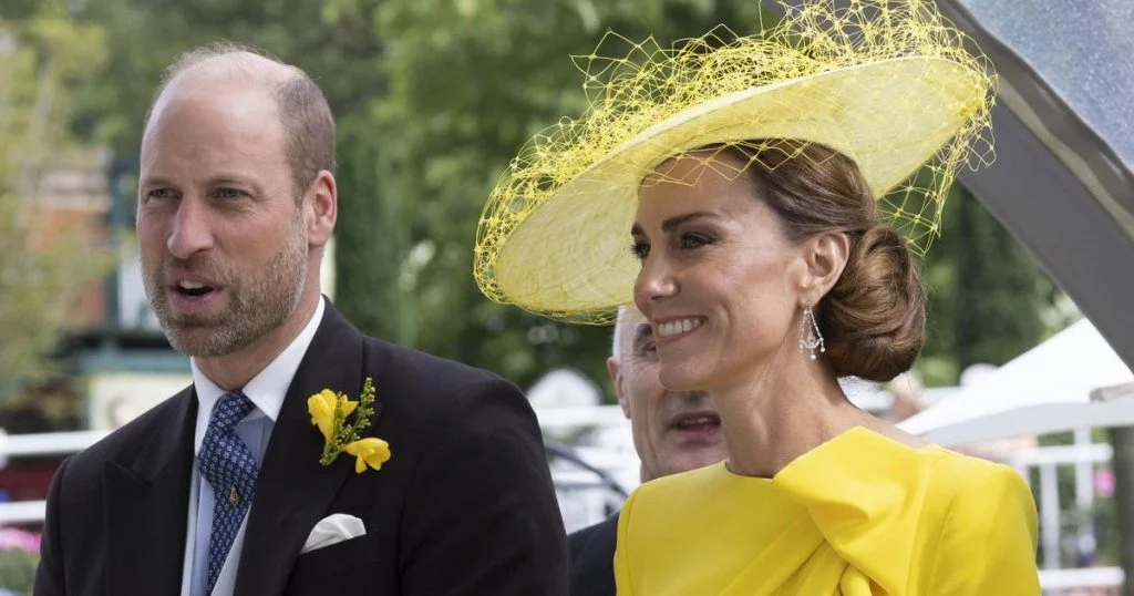 Le prince William, prince de Galles, et Catherine (Kate) Middleton, princesse de Galles, remettent un prix au jockey William Buick à l’issue du deuxième jour des courses hippiques Royal Ascot kate-middleton-tente-de-reunir-william-et-harry-av cover
