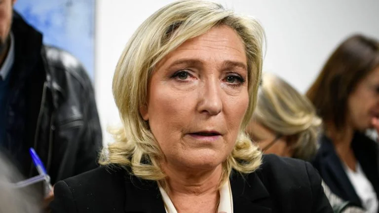Le Pen: bracelet et manoir à 10 millions, le double choc