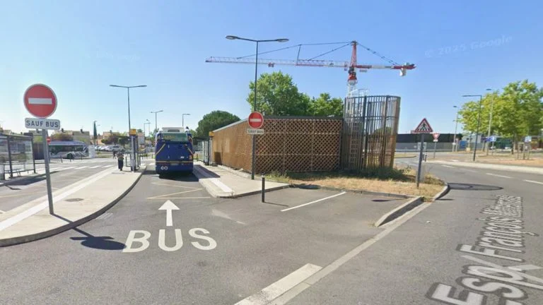 Lenny, 16 ans, dit avoir été roué de coups par quinze jeunes