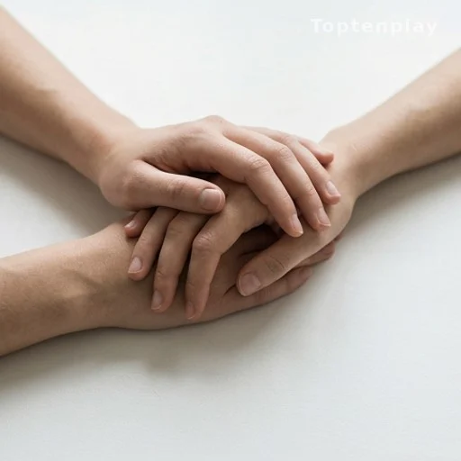 Deux mains posées ensemble, symbole de connexion physique et de contrainte médicale partagée