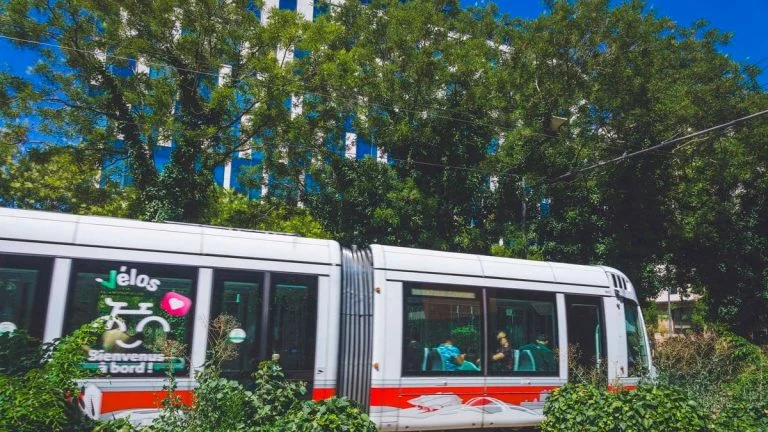 Lyon: un homme meurt dans un tram après s’être plaint de la chaleur