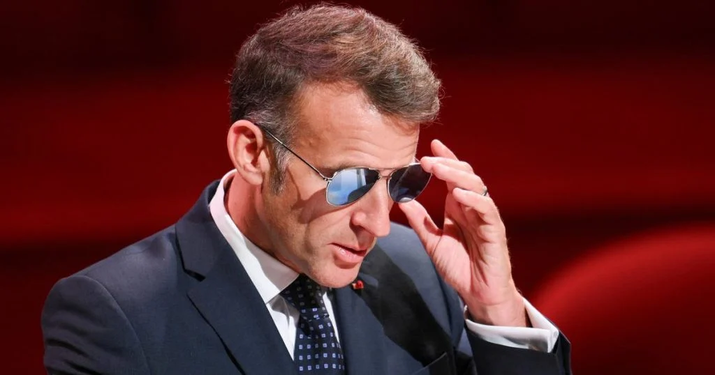 FocusArea=1425,802,1,1 macron-et-ses-lunettes-un-probleme-a-l-il-derriere cover