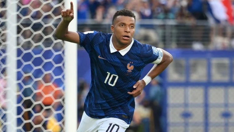 Mbappé : près de 12 000 signatures pour lui dire pardon