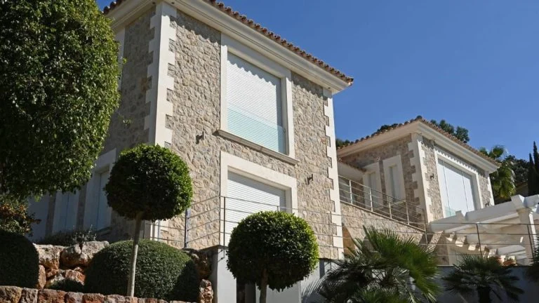 Minorque: mère de 5 enfants, elle squatte une villa à 670 000 €