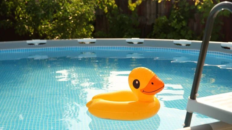 nu-dans-sa-piscine-ce-que-dit-vraiment-la-loi-fran cover