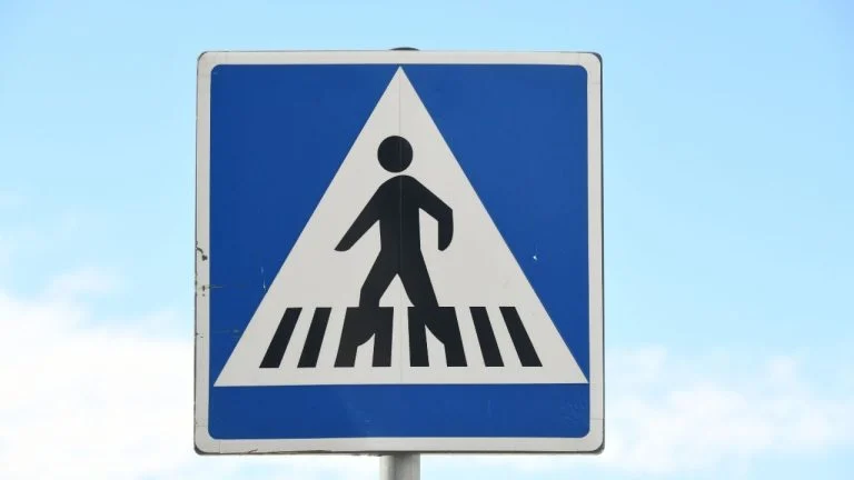 pourquoi-certains-pietons-remercient-les-conducteu cover