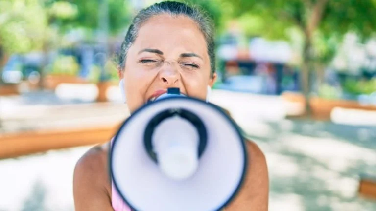 Pourquoi parler fort ne signifie pas forcément être agressif