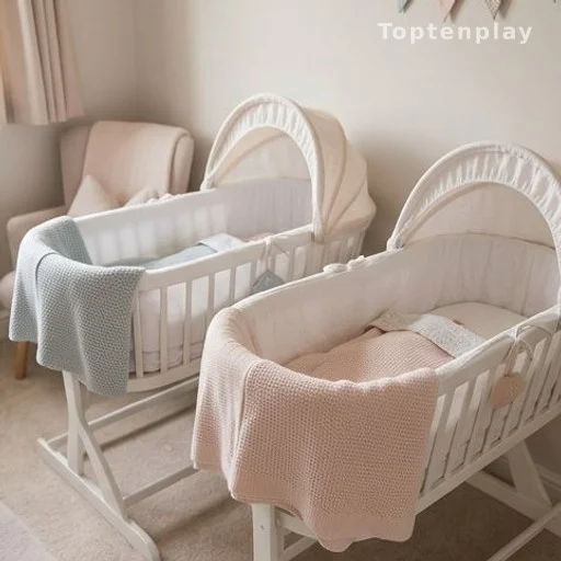 Deux berceaux côte à côte dans une chambre de bébé lumineuse