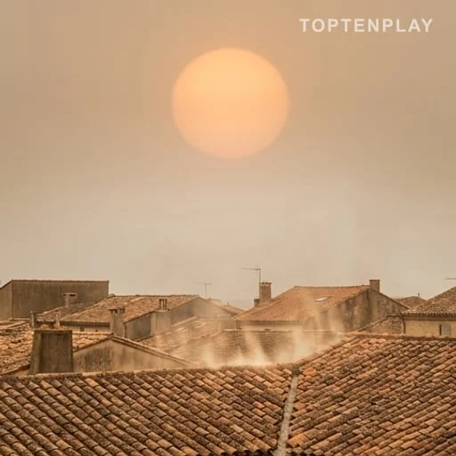 Soleil filtré par des particules durant la canicule