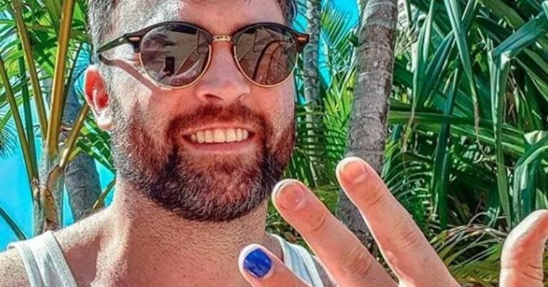 un-ongle-peint-sur-la-main-d-un-homme-ce-que-ce-ge cover
