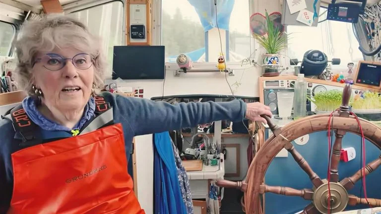77-ans-seule-sur-un-voilier-en-alaska-depuis-44-an cover